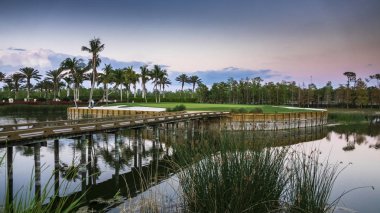 Güneşli bir golf sahası delik