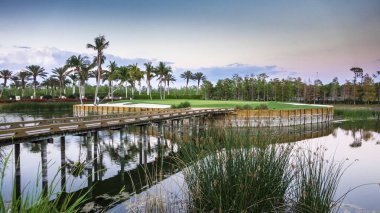 Güneşli bir golf sahası delik