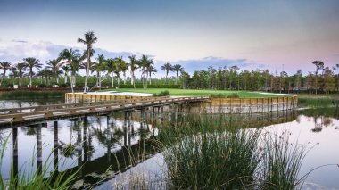 Güneşli bir golf sahası delik