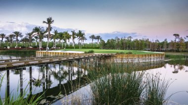 Güneşli bir golf sahası delik