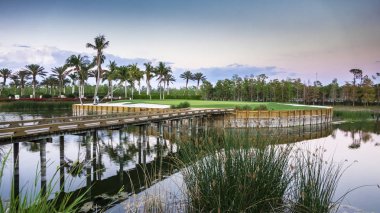Güneşli bir golf sahası delik