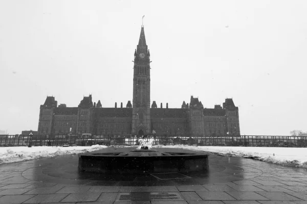 Canadas Parliament Buildings Snowy Day — 图库照片