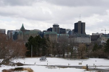 Bulutlu bir günde şehir manzarası