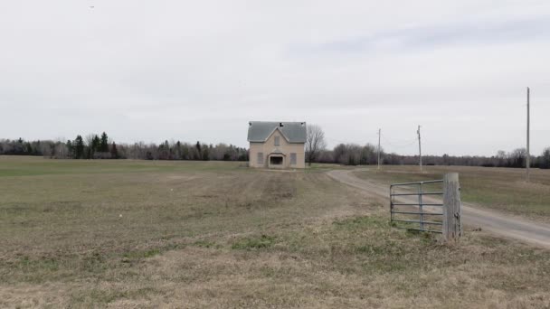 Uma Antiga Casa Abandonada Dia Primavera — Vídeo de Stock