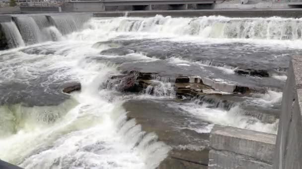 Pędzące Wodospady Pochmurny Dzień — Wideo stockowe