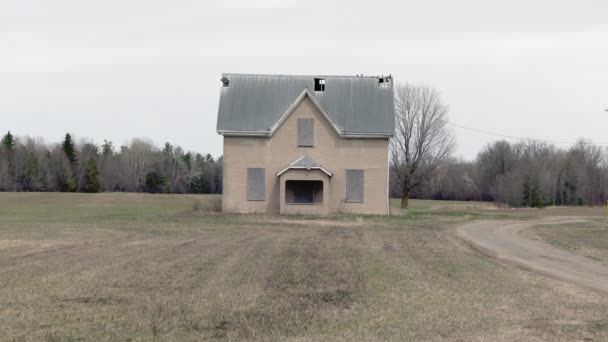 Een Oud Verlaten Huis Een Lentedag — Stockvideo