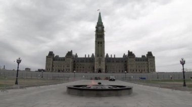 Kanada Parlamentosu binaları bulutlu bir günde