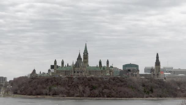 Κτίρια Κοινοβουλίου Του Καναδά Μια Συννεφιασμένη Ημέρα — Αρχείο Βίντεο