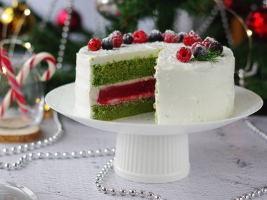 Yeni yıl ve Noel pastası - yeşil bisküvi, kırmızı jöle ve beyaz krema.