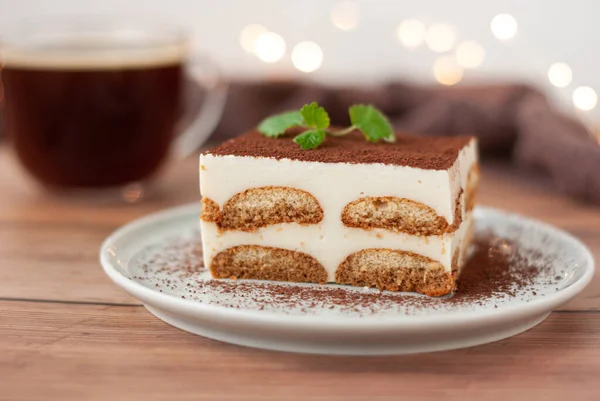 Kakao tozlu bir tabakta tiramisu keki.