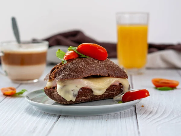 Çavdar ekmekli sandviç, erimiş peynir ve vişneli domates, lezzetli kahvaltı.