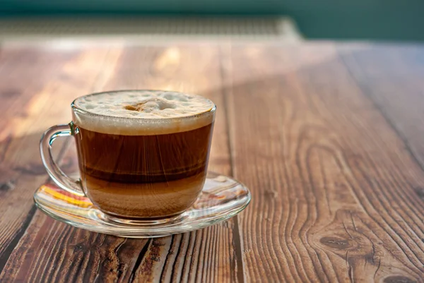 Cappuccino Kaffekeps Ett Transparent Glas Ett Träbord Solljus — Stockfoto