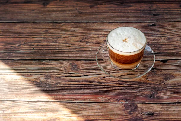 Cappuccino Kávový Uzávěr Průhledné Sklenici Dřevěném Stole Slunečních Paprscích — Stock fotografie