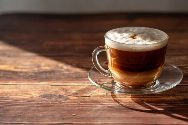 Cappuccino Gorro Café Vidro Transparente Uma Mesa Madeira Luzes Sol — Fotografia de Stock