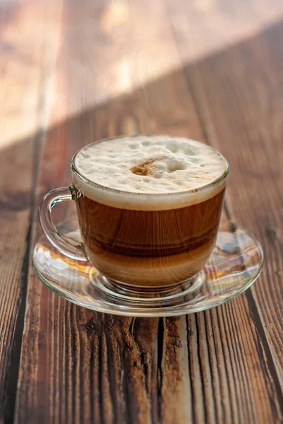 Cappuccino Kaffekeps Ett Transparent Glas Ett Träbord Solljus — Stockfoto