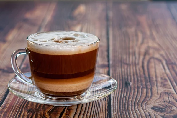 Cappuccino Kaffekeps Ett Transparent Glas Ett Träbord Solljus — Stockfoto