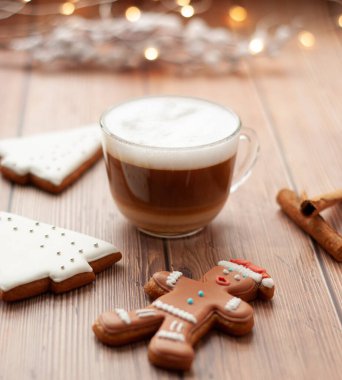 Tahta masada zencefilli bir bardak kapuçino Noel havasına sokar.