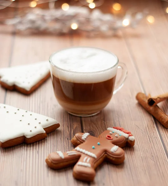 Tahta masada zencefilli bir bardak kapuçino Noel havasına sokar.