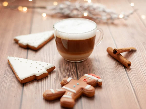 Kopp Cappuccino Med Pepparkakor Ett Träbord Gör Julstämning — Stockfoto