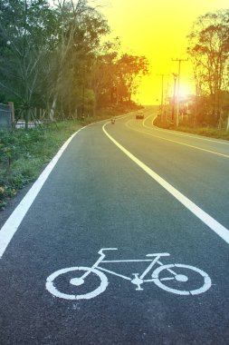 Güzel mavi gökyüzü arkaplanı, beyaz bulutlar ince ince gökyüzünü kaplıyor