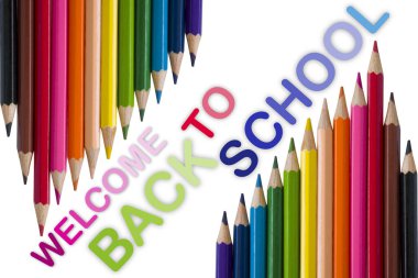 Beyaz arka planda renkli kalem boyaları. Okula hoş geldiniz.  