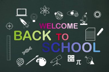 Beyazların eğitim alanının sembolü olan tahta zeminde okula geri dönüyorum.