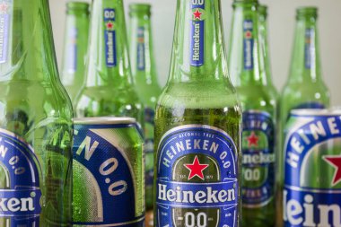 SUPHANBURI, THAILAND - 15 Nisan 2020: Heineken birası,% 0.0 alkol. Birçok insan alkol yerine içki içer ki bu da devletin Coronavirus covid-19 salgını sırasında satmayı yasakladığı anlamına gelir. Tayland 'da