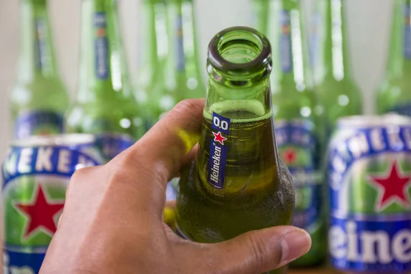 SUPHANBURI, THAILAND - 15 Nisan 2020: Heineken birası,% 0.0 alkol. Birçok insan alkol yerine içki içer ki bu da devletin Coronavirus covid-19 salgını sırasında satmayı yasakladığı anlamına gelir. Thailan 'da