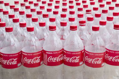 SUPHANBURI, THAILAND-APRIL 25. 2020: Geri dönüşüm için boş Coca Cola şişeleri. Boş kullanılmış plastik şişe yığını. Düzenli bir şekilde geri dönüşüm için hazırlandı. İş hayatında. ekolojik çöp yönetimi.