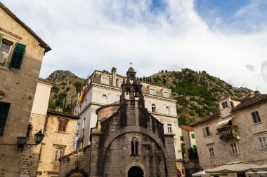 Karadağ 'daki eski kasaba evlerinin unsurları. Avrupa Ülkesi.