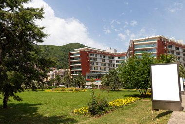 Karadağ 'ın güzel manzaraları. Tropikal ağaçlar eski ve modern mimariyle birleşir. Budva ve Kotorsk ile seyahat.