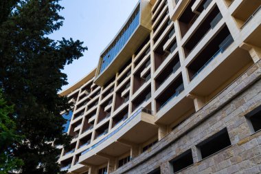 Karadağ 'ın güzel manzaraları. Tropikal ağaçlar eski ve modern mimariyle birleşir. Budva ve Kotorsk ile seyahat.