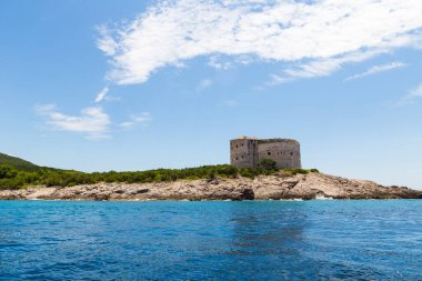 Denizden Kotor Körfezi 'nin Adriyatik kıyısına kadar güzel manzaralar. Karadağ 'a Seyahat.