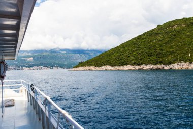 Denizden Kotor Körfezi 'nin Adriyatik kıyısına kadar güzel manzaralar. Karadağ 'a Seyahat.