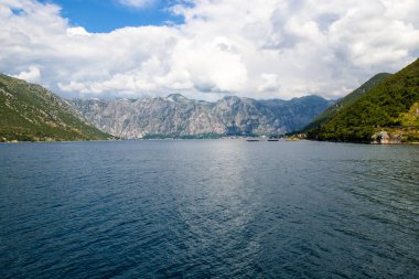 Denizden Kotor Körfezi 'nin Adriyatik kıyısına kadar güzel manzaralar. Karadağ 'a Seyahat.
