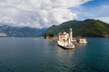 Denizden Kotor Körfezi 'nin Adriyatik kıyısına kadar güzel manzaralar. Karadağ 'a Seyahat.