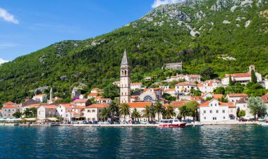 Denizden Kotor Körfezi 'nin Adriyatik kıyılarına güzel manzaralar.