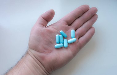 Vitaminler, avucunun içinde ilaç. Farklı konum ve renkler.