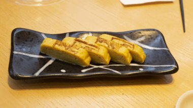 Temel olarak yumurtalı geleneksel Japon yemekleri.