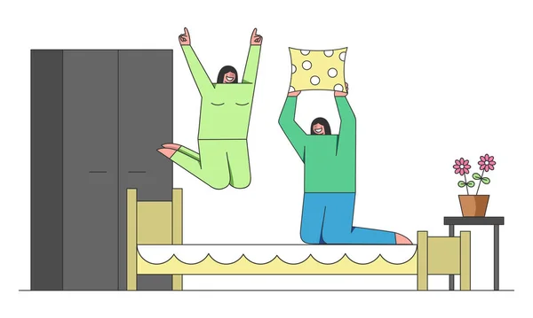 "People Home Pastimes Concept. Люди проводят время у себя дома. Девушки сражаются подушками на кровати. Женщинам нравится проводить время вместе. Мультфильм "Линейный плоский вектор" — стоковый вектор
