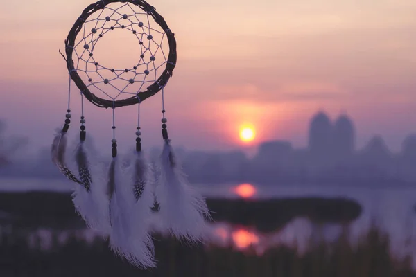 Drömfångare mot himlen. Staden på andra sidan floden. Långt ifrån stormen i staden. Horisontell fotografering. — Stockfoto