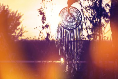 Yolun ve güneşin arka planında bir düş kapanı silueti.. 