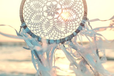 Gündoğumuna karşı rüya yakalayıcı. El yapımı iş etnik semboldür.