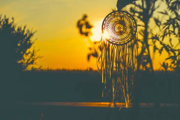 Silueta de un atrapasueños en el fondo de la carretera y el sol . —  Fotos de Stock