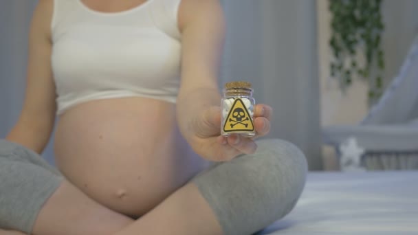 Injekciós üveg tablettákkal, veszélyes gyógyszerek terhesség alatt — Stock videók