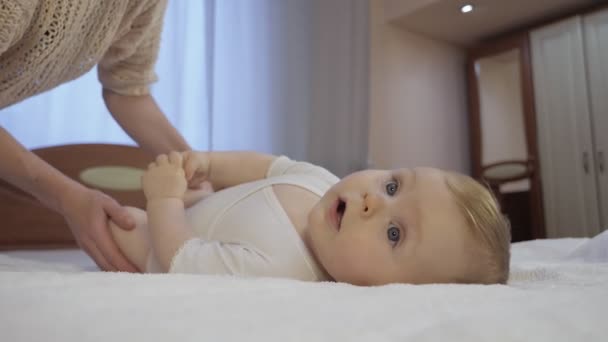 Mãe muda a fralda para o bebê — Vídeo de Stock