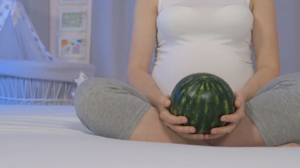 Pregnancy, unborn baby is gaining weight — Stock Video