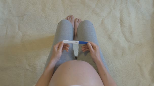 Positive pregnancy test in the hands of a pregnant woman — Stockvideo