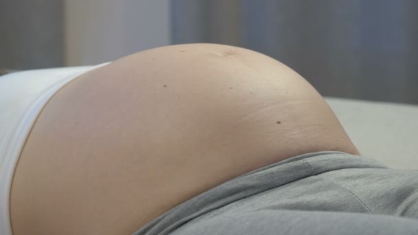 Il bambino si muove nello stomaco delle madri — Video Stock