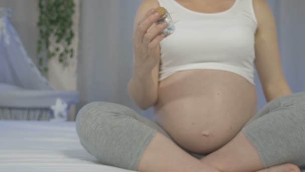 Injekciós üveg tablettákkal, veszélyes gyógyszerek terhesség alatt — Stock videók